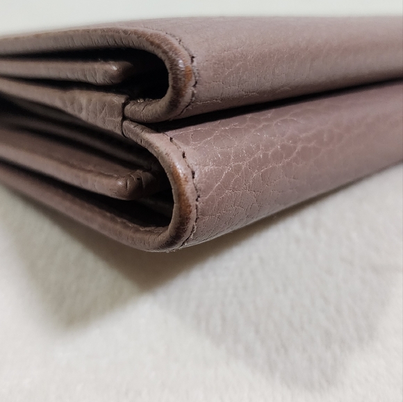 Gucci Marmont Trifold compact Wallet. Minor corner wear. Needs some cleaning. - Picture 7 of 16